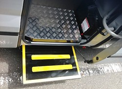 別途縞板仕様も承ります マイクロバス事業用登録対応電動補助ステップ取付事例