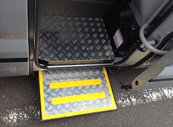 別途縞板仕様も承ります マイクロバス事業用登録対応電動補助ステップ取付事例